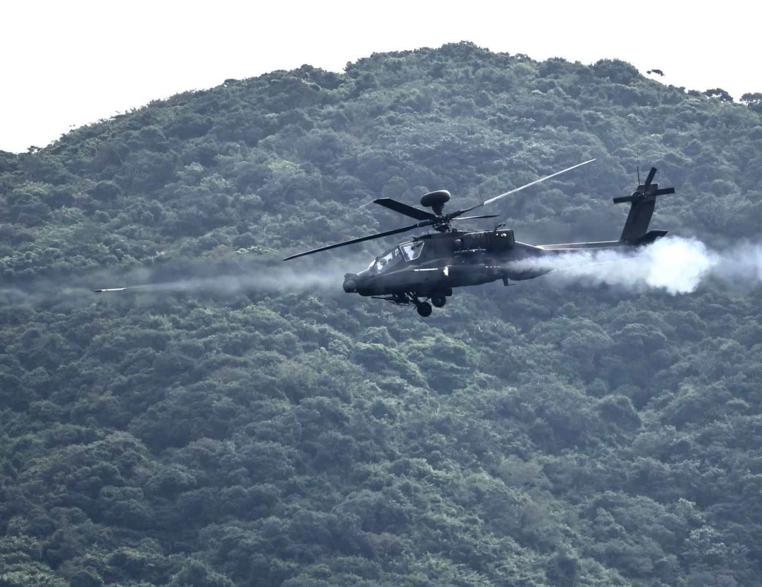 AH-64E攻擊直升機發射發射2.75吋火箭彈。林啟弘攝