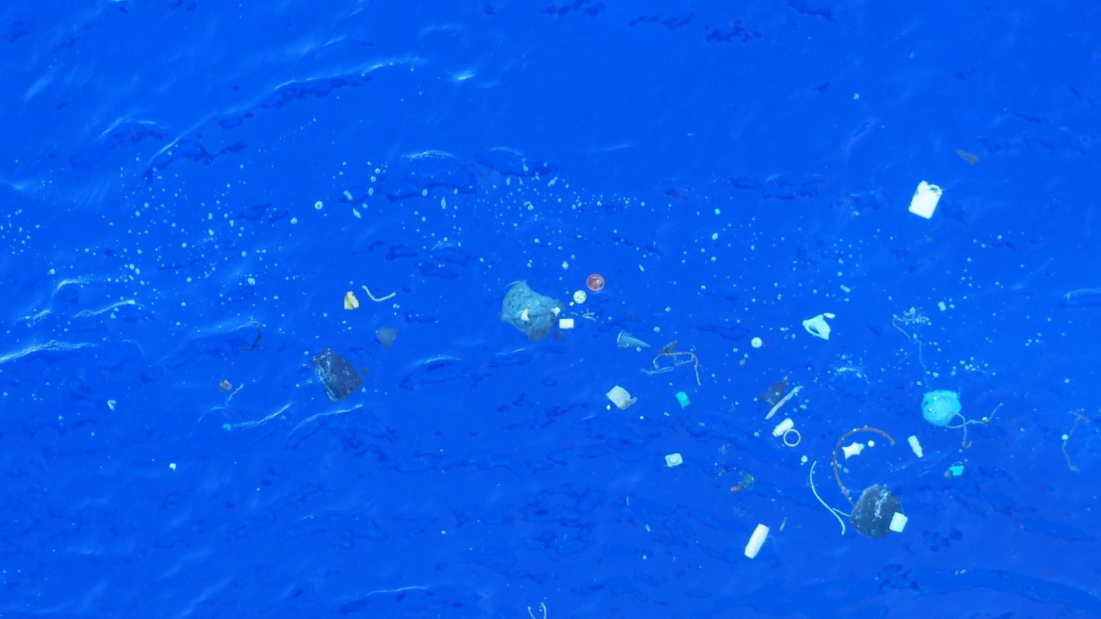 空拍照可輕易發現，太平洋上漂浮許多塑膠垃圾。 翻攝The Ocean Cleanup臉書