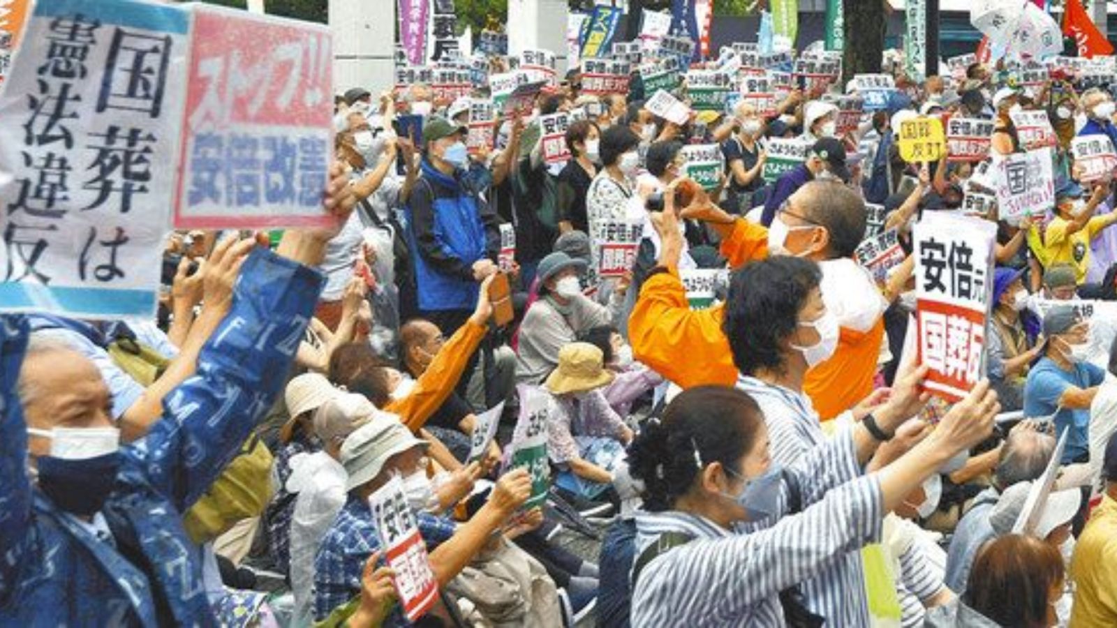 日本民眾19 日在東京街頭舉牌抗議，反對日本政府為前首相安倍舉辦國葬儀式。翻攝@shirasaka_k推特