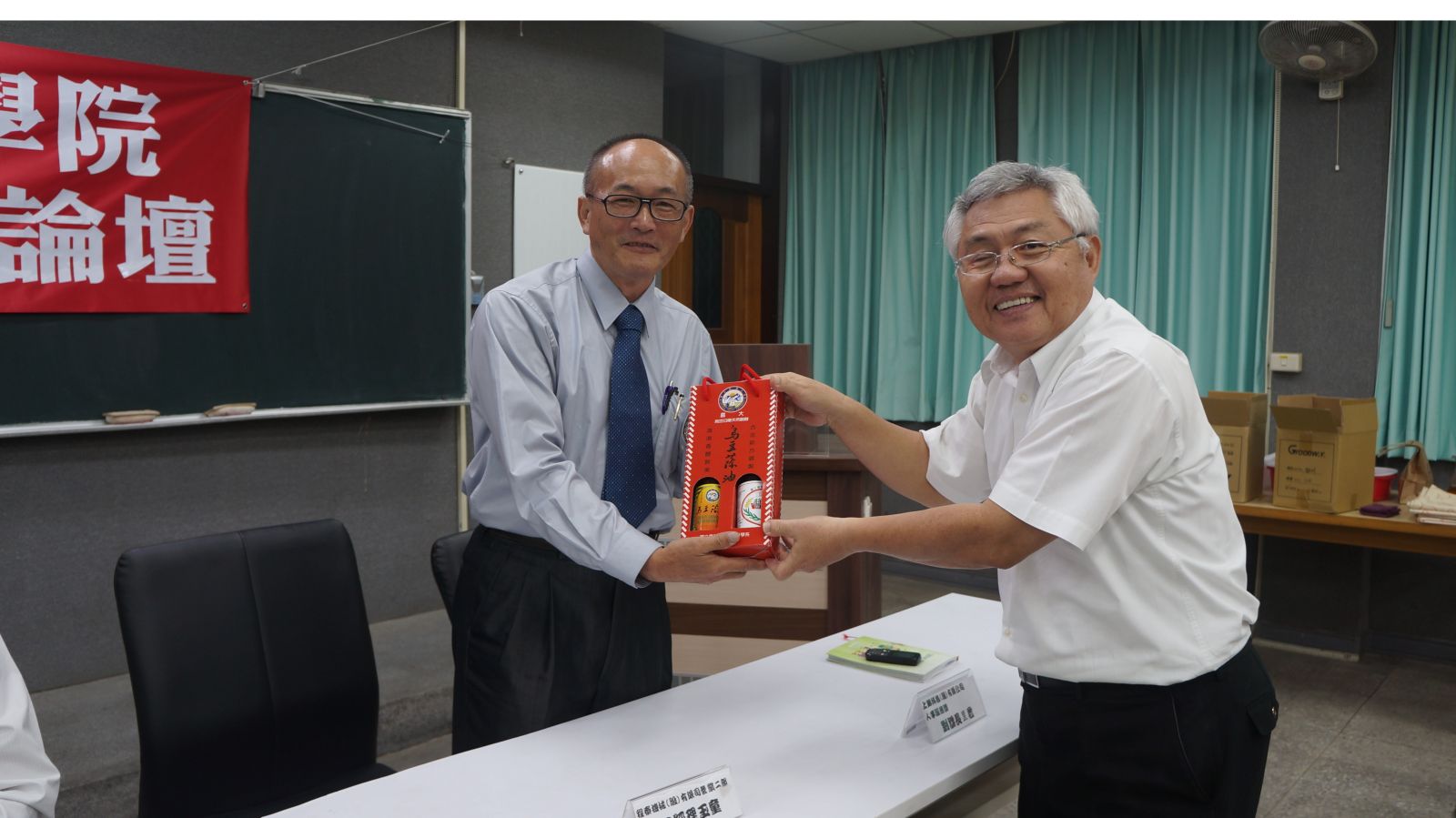 嘉義大學機械與能源工程系教授陳榮洪（右）被控偽造副教授錄取名單。嘉義大學提供
