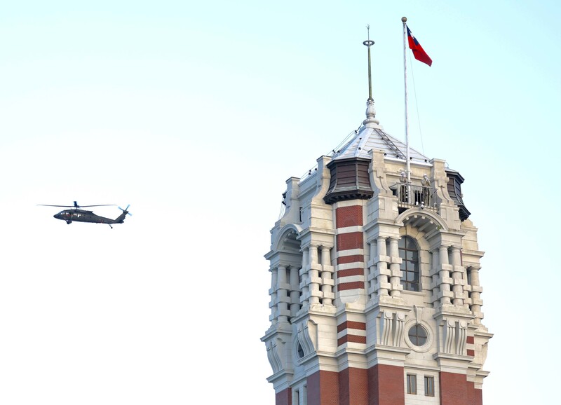 雙十空中操演試航，黑鷹直升機飛越總統府。中央社