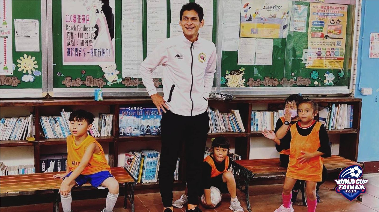 宏都拉斯男子隊長安阿爾格達赴偏鄉原住民國小教球。翻攝World Cup Taiwan臉書