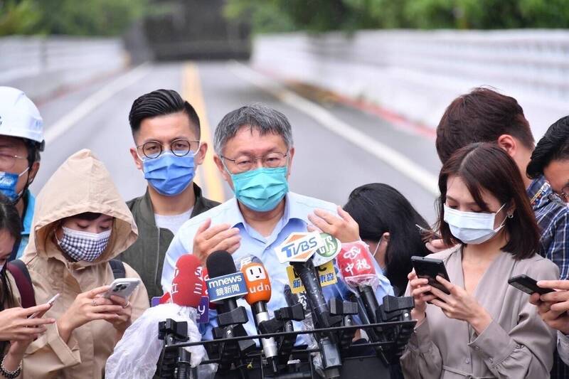 台北市長柯文哲今視察水門仍抱怨連連，自稱只是「作秀的說明」。台北市政府提供
