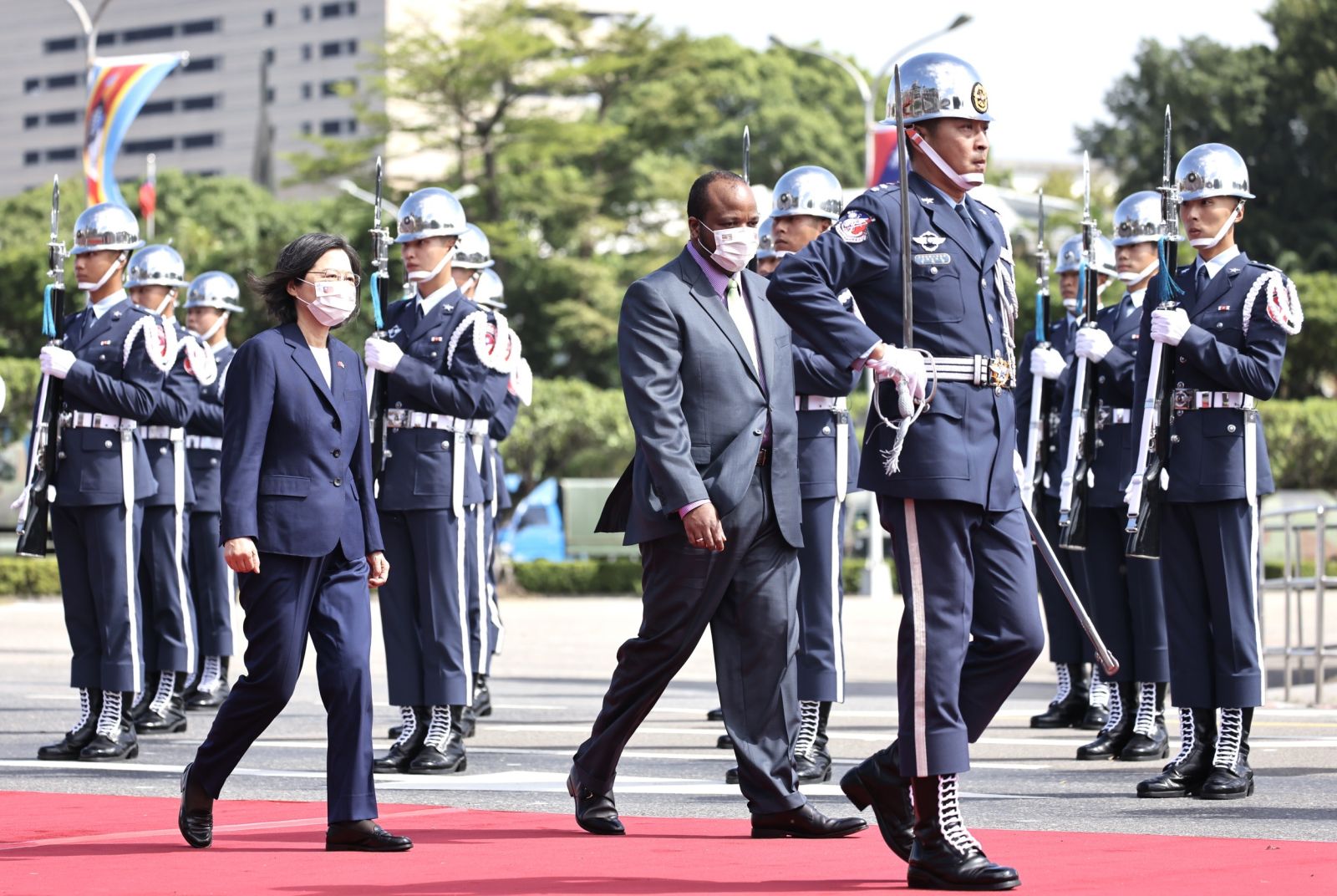 非洲友邦史瓦帝尼國王恩史瓦帝三世（H. M. King Mswati III）抵台進行國是訪問，蔡總統今軍禮歡迎。林啟弘攝