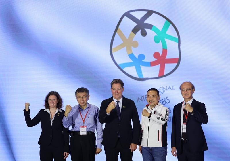 2025雙北世界壯年運動會2日舉行授旗儀式，台北市長柯文哲（左起）、國際壯年運動總會執行長詹斯荷姆（Jens V. Holm）、新北市長侯友宜出席。中央社