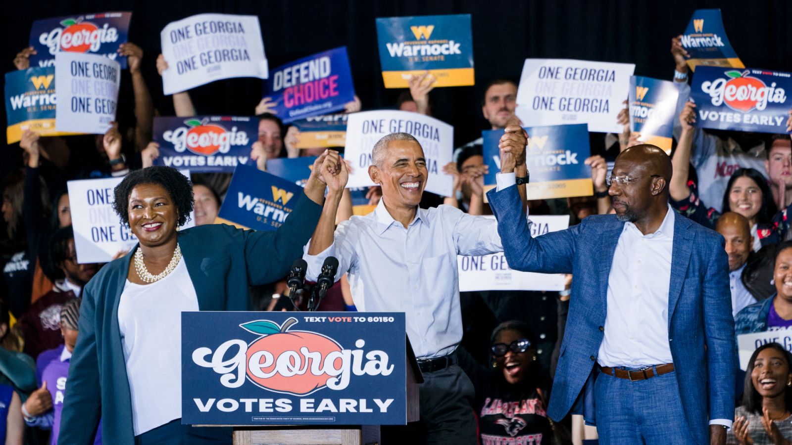 美國前總統歐巴馬(中)到喬治亞州為民主黨選人站台。翻攝@BarackObama推特