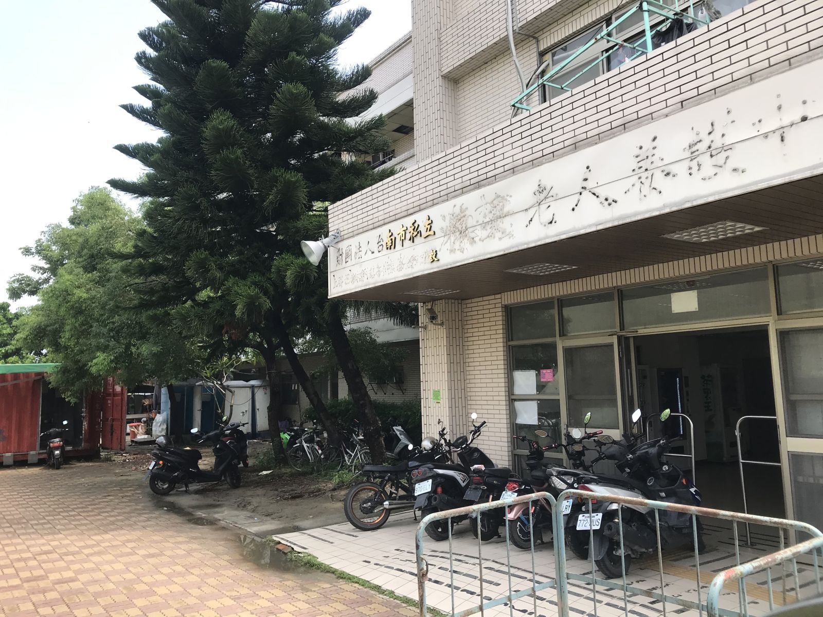 台南仁德的懷安老人養護中心倒閉遭拍賣，目前是移工宿舍。辛啓松攝