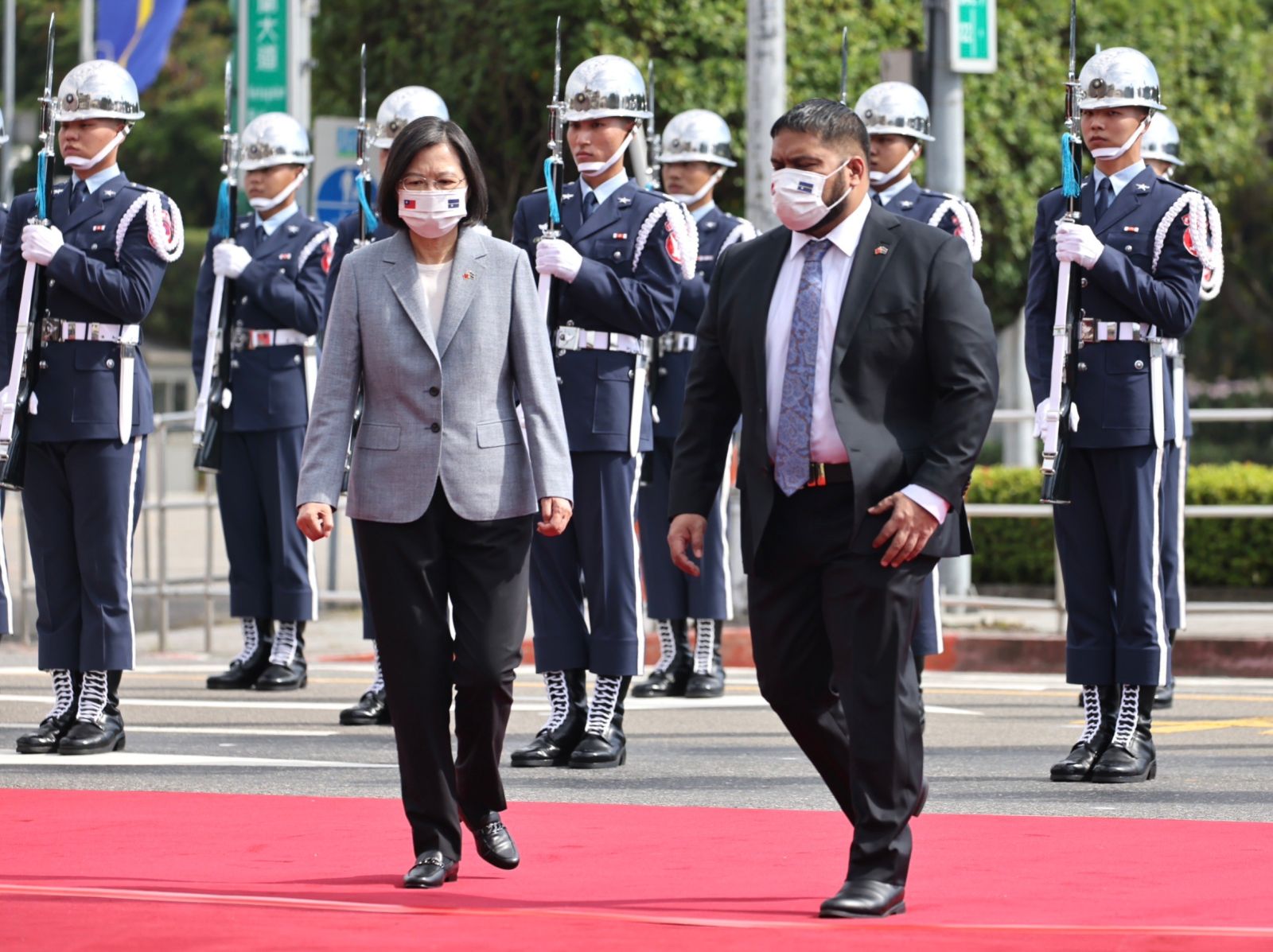  諾魯共和國總統昆洛斯昨率團抵達台灣開啟國是訪問，今接受總統蔡英文隆重軍禮歡迎。林啟弘攝