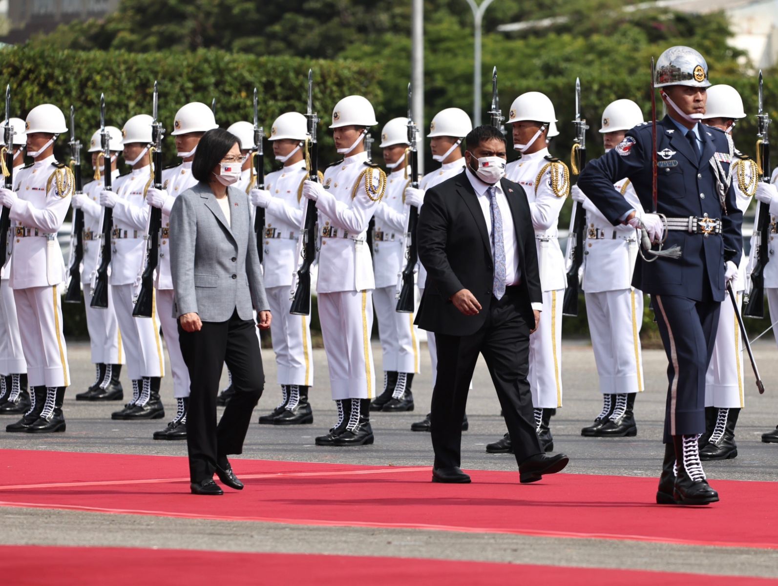  諾魯共和國總統昆洛斯昨率團抵達台灣開啟國是訪問，今接受總統蔡英文隆重軍禮歡迎。林啟弘攝