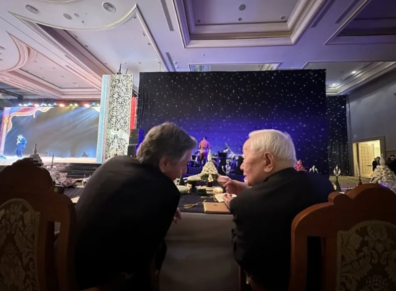 台灣APEC領袖代表、台積電創辦人張忠謀17日晚間出席APEC經濟領袖歡迎晚宴（AELM Gala Dinner），張忠謀和美國國務卿布林肯（Antony Blinken）比鄰而坐，兩人密切交談。台灣代表團提供