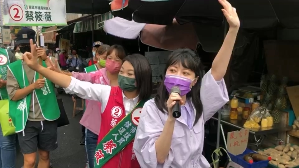立委高嘉瑜陪同台南市議員候選人蔡筱薇到傳統市場拜票。辛啓松攝