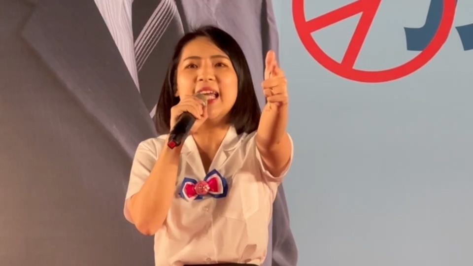 台北市議員徐巧芯昨晚在謝龍介募款餐會唱跳《愛你》。讀者提供