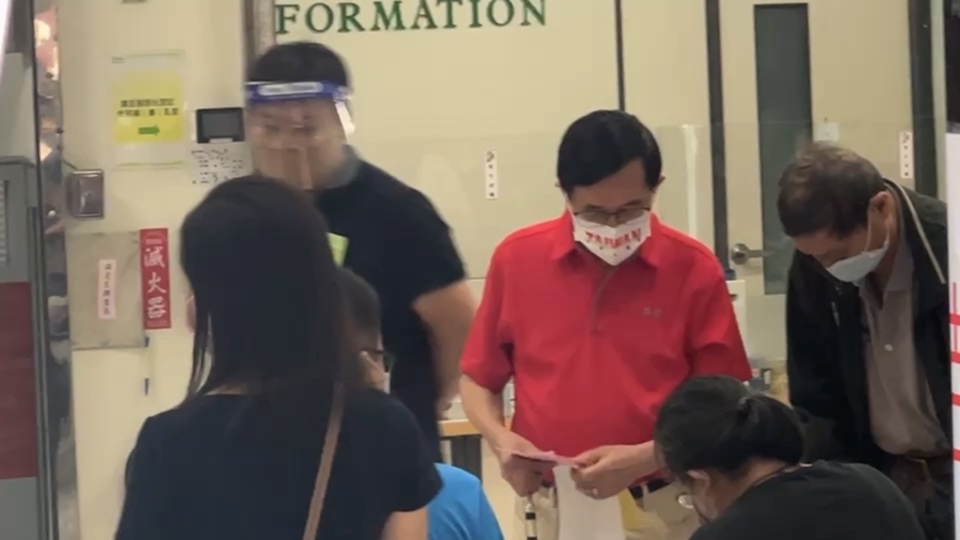 前總統陳水扁今天穿著紅色POLO衫隻身投票。讀者提供