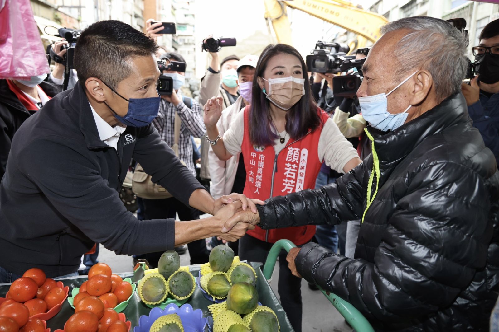 民進黨台北市立委補選參選人吳怡農上午在市場掃街拜票。林啟弘攝
