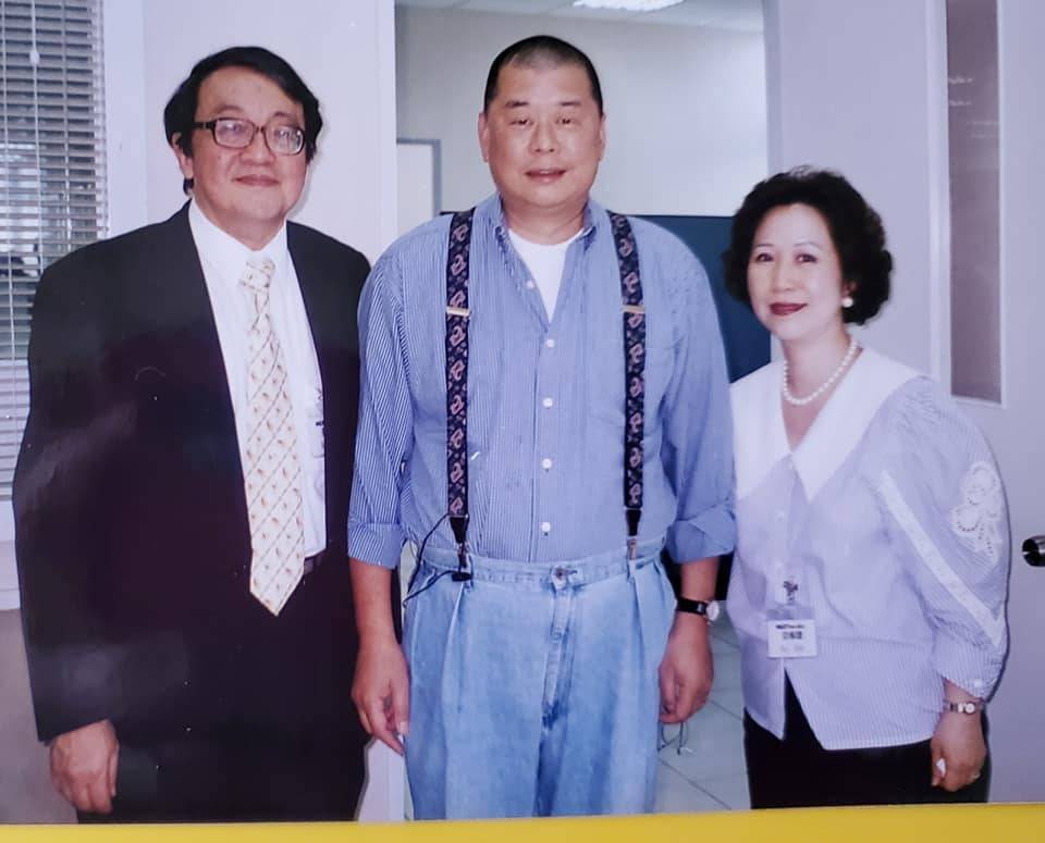 2006年林保華夫婦到台灣蘋果日報總部與黎智英(中)合影。楊月清提供