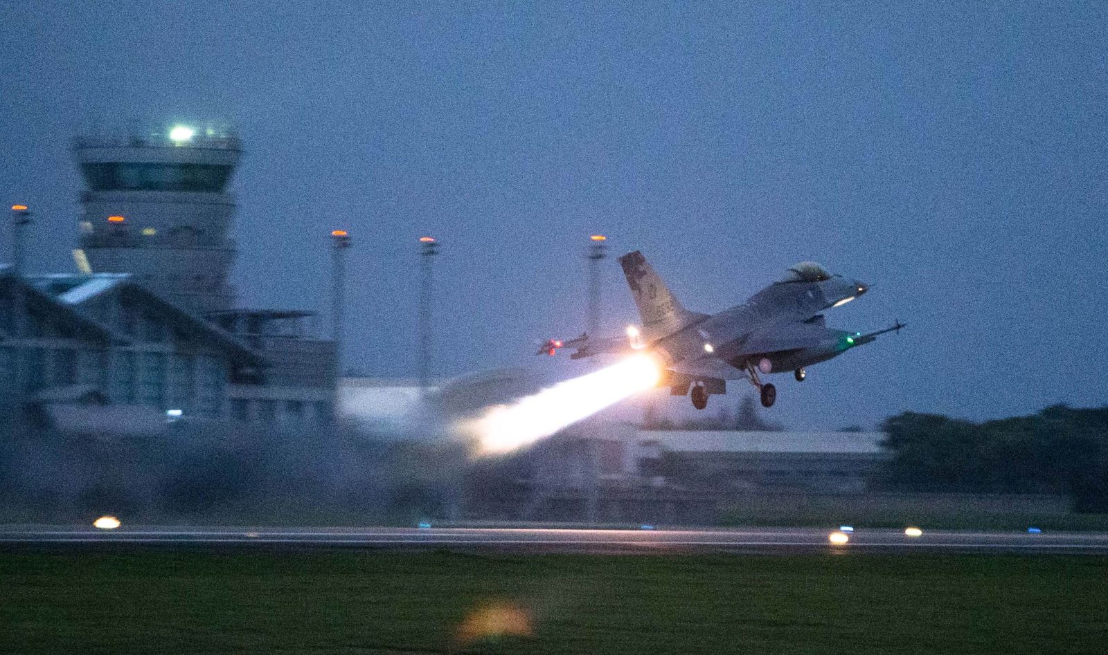 花蓮空軍基地的F-16戰機，擔負台灣北部、東部的領空防衛與空對海的視距外攻擊。F-16拂曉攻擊資料照片