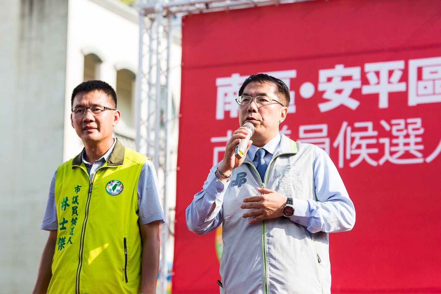 台南區漁會理事長林士傑（左）被控涉嫌恐嚇藍營議員，檢方諭令5萬元交保。翻攝林士傑臉書