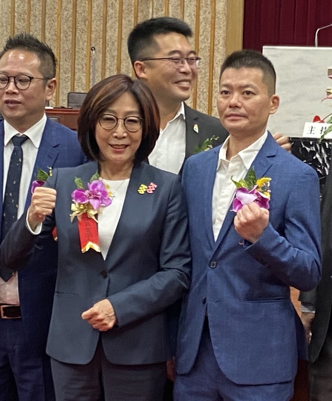 高雄市議會正副議長選舉，民進黨由康裕成（左）搭檔24日宣布退出國民黨的曾俊傑（右）參選。（中央社）