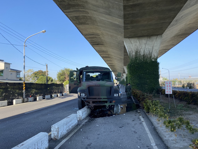 陸軍軍用卡車在屏東九如發生自撞意外。里港警分局提供