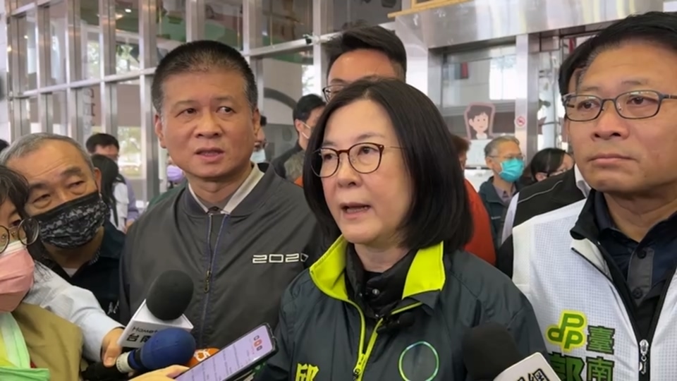 台南市正副議長邱莉莉（中）、林志展（左二）昨遭檢方二度傳喚，諭令150萬、120萬元交保。資料照片