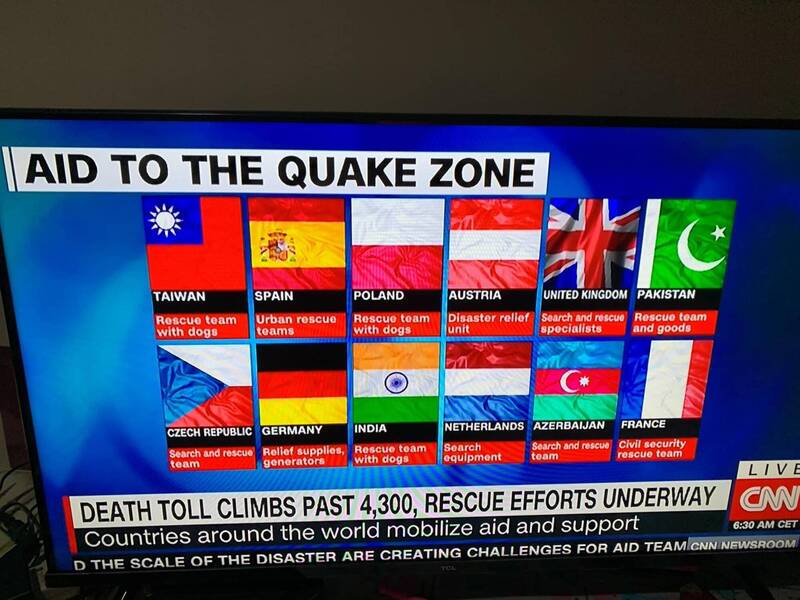 CNN報導各國出動救援隊協助土耳其救災，可以看見台灣與其他國家並列出現在電視畫面上。（圖擷取自巫師地理臉書粉專）