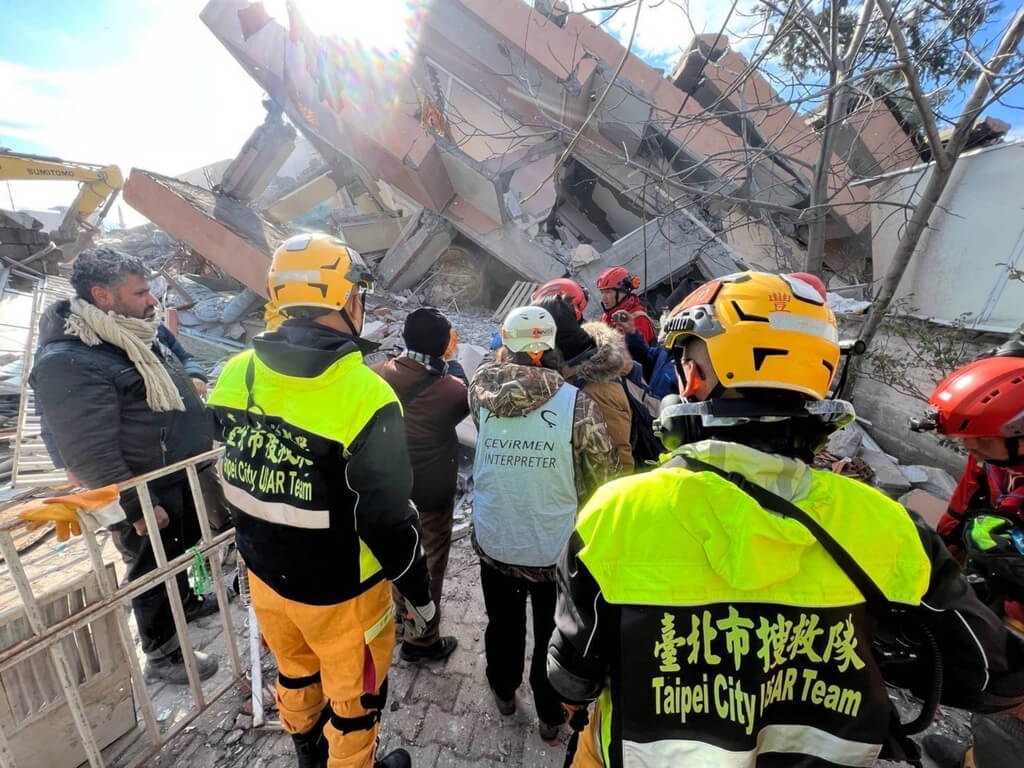土耳其和敘利亞強震罹難者逾萬人，台灣搜救隊挺進土國災區阿德亞曼傳出好消息，當地時間8日發現一名受困女性，救援長達5小時，成功救出女子。台北市消防局提供