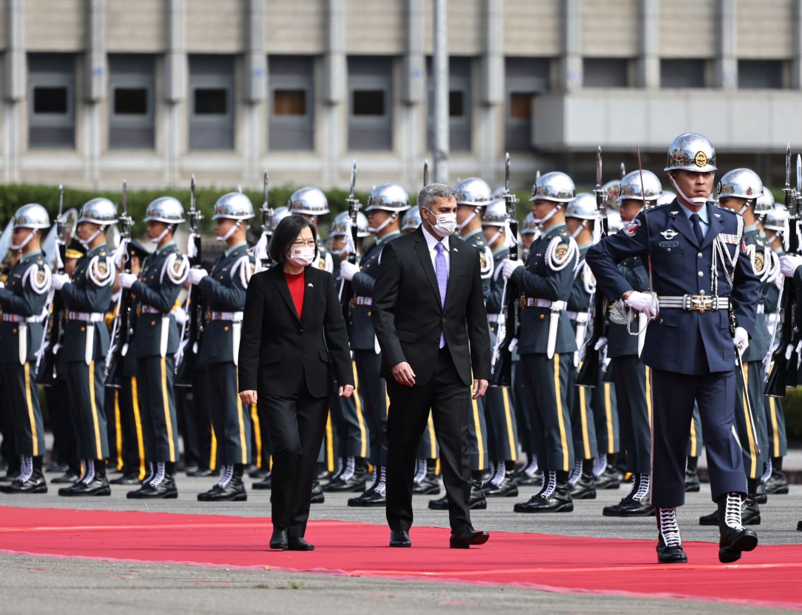 總統蔡英文16日在總統府府前廣場以軍禮歡迎巴拉圭共和國總統阿布鐸（Mario Abdo Benitez）。林啟弘攝