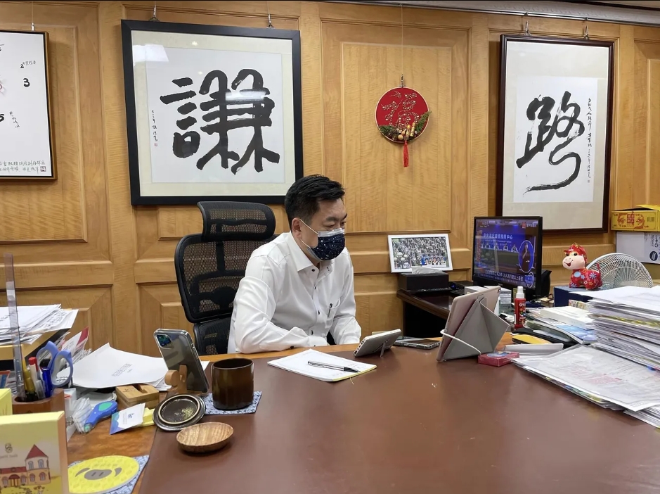 陳宗彥辦公室後方懸掛著書法字寫著「謙」。翻攝陳宗彥臉書