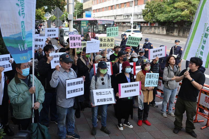 本土社團台灣國及公投護台灣聯盟28日在二二八和平紀念公園外舉行記者會表訴求。中央社