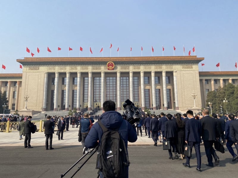 中國十四屆全國人大一次會議新聞發布會4日在人民大會堂的新聞發布廳舉行。圖為記者步入人民大會 堂。中央社