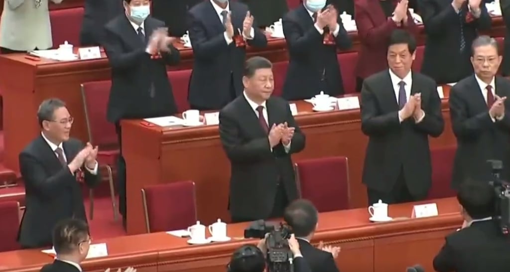 習近平10日全國人大一次會議中全票當選當選中國國家主席，全體與會者站立鼓掌。翻攝畫面