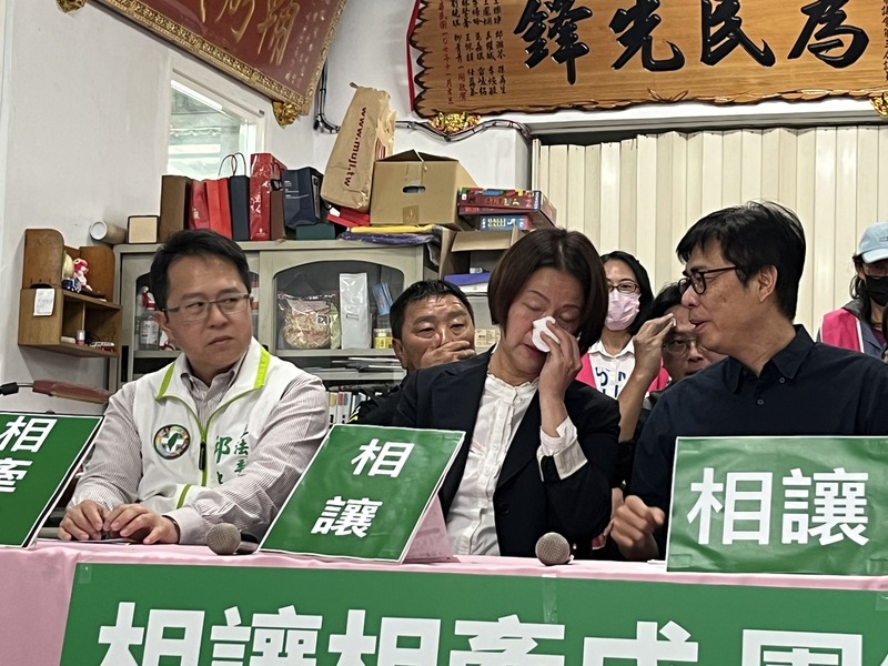  黃秋媖宣布退選，陳其邁（前右）說話時，黃低頭拭淚，事後她表示，掉淚是因想到支持者不離不棄。中央社