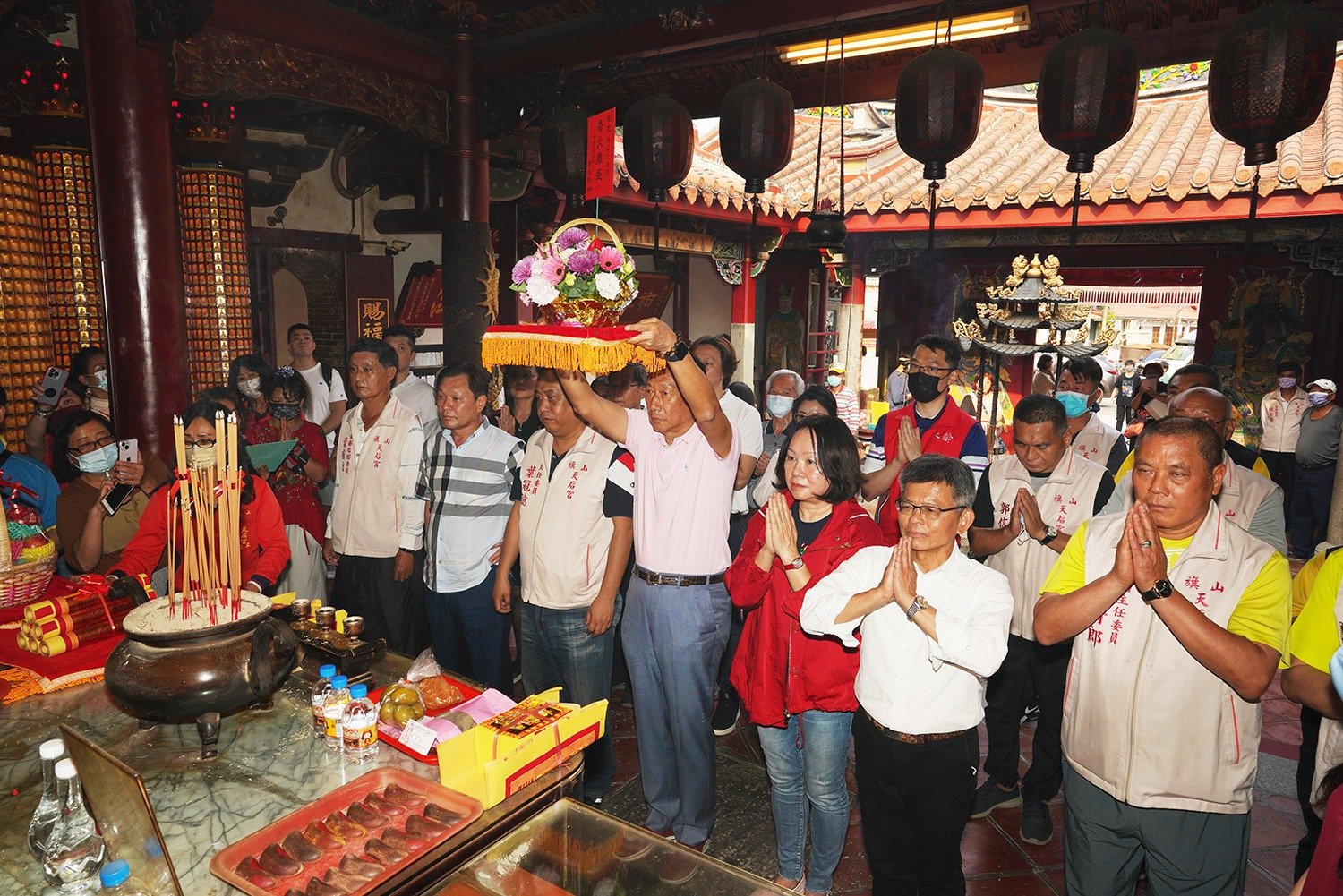 郭台銘昨則在楊秋興陪同下，前往高雄旗山天后宮參香。翻攝旗山天后宮臉書