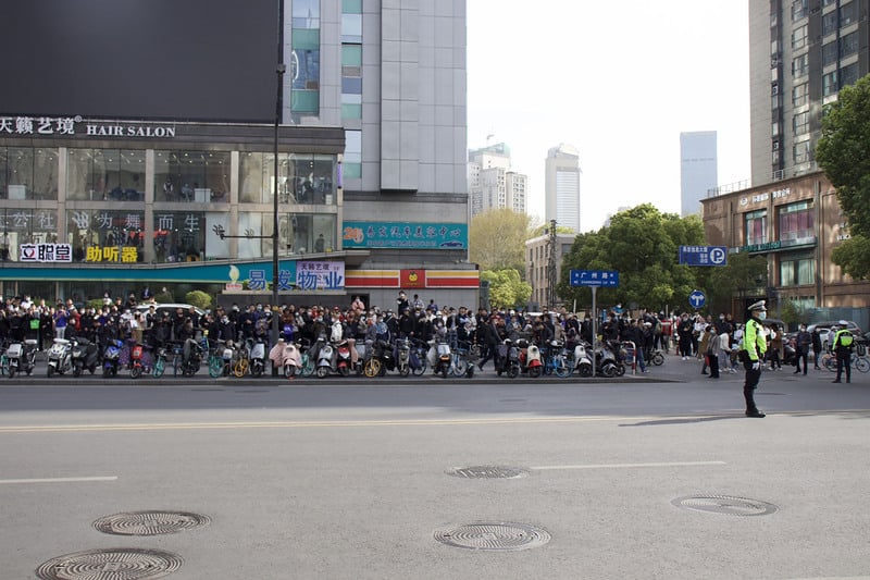 馬英九28日下午前往南京拉貝故居，圖為圍觀的中國民眾，且越來越多人，但現場維安嚴密，民眾無法貼身接近。中央社