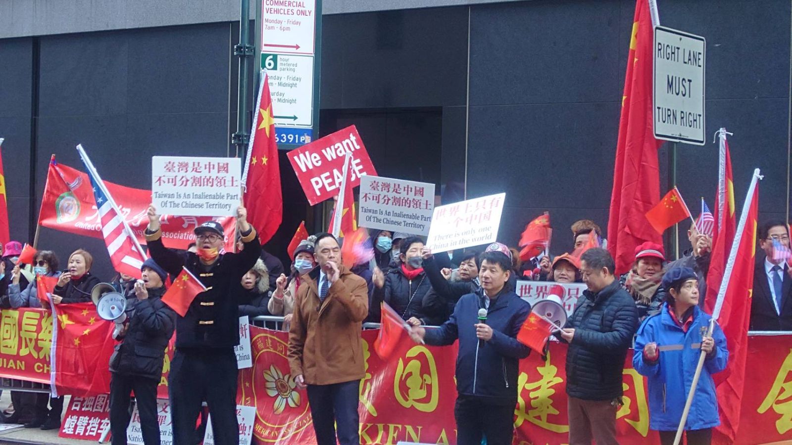 近百名中國社團民眾在場外抗議。蘇聖怡攝