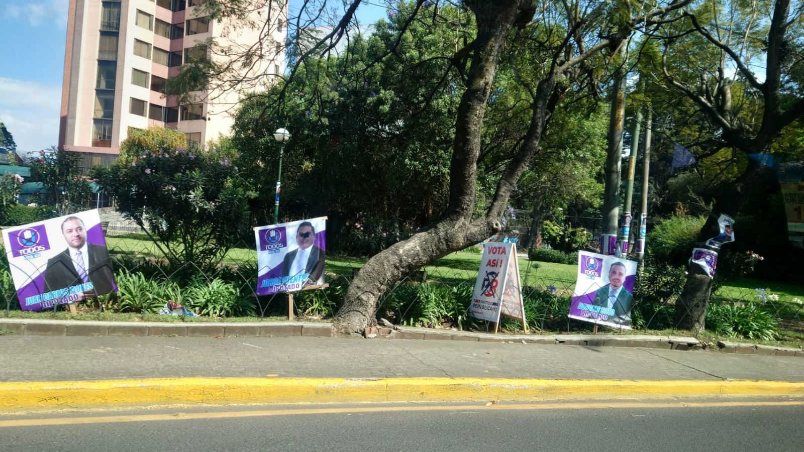 瓜國六月將大選，路上都是宣傳旗幟，候選人遭塗黑雙眼。蘇聖怡攝