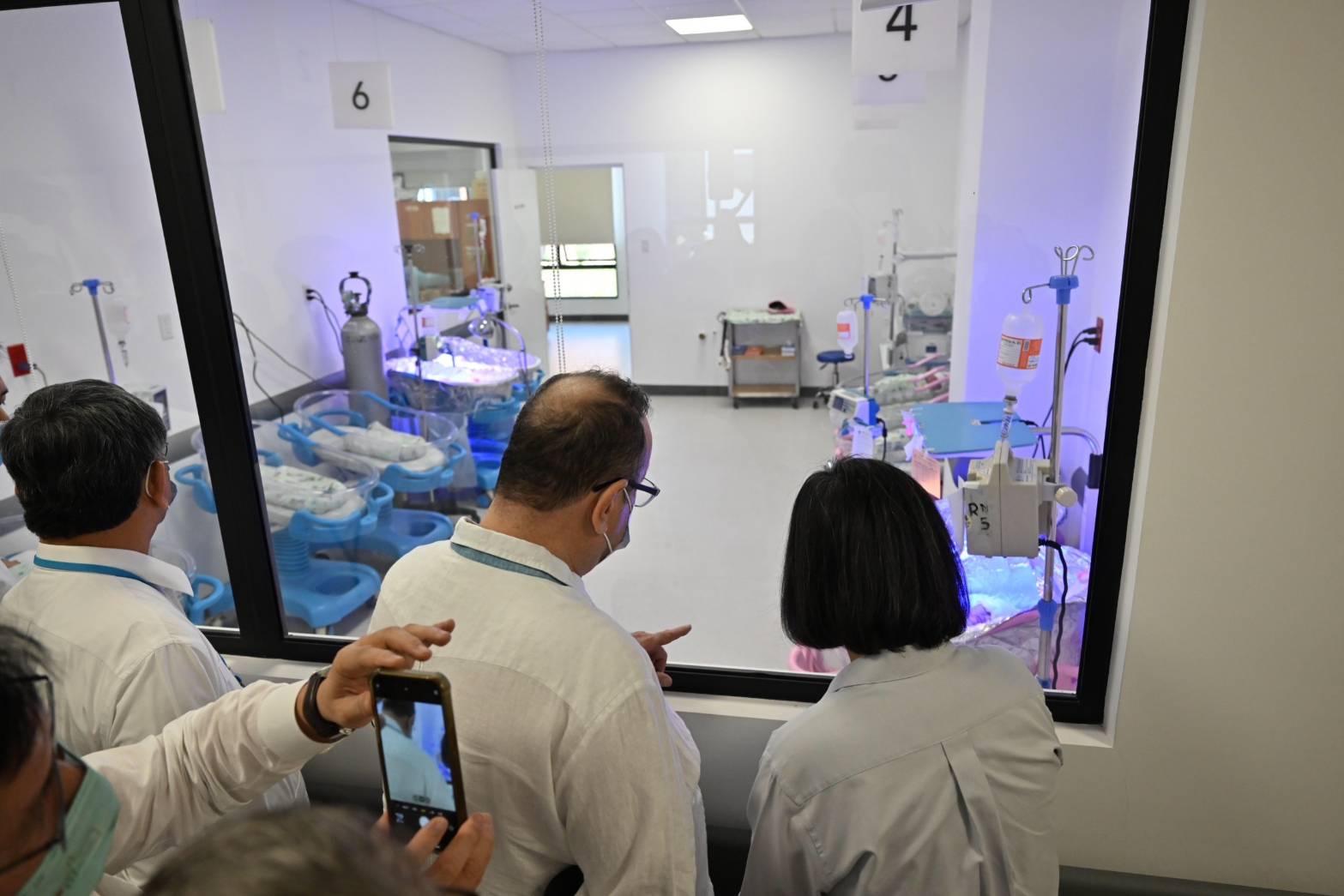 蔡英文與瓜國總統賈麥岱視察新生兒中心，實地瞭解醫院運作情形。總統府提供