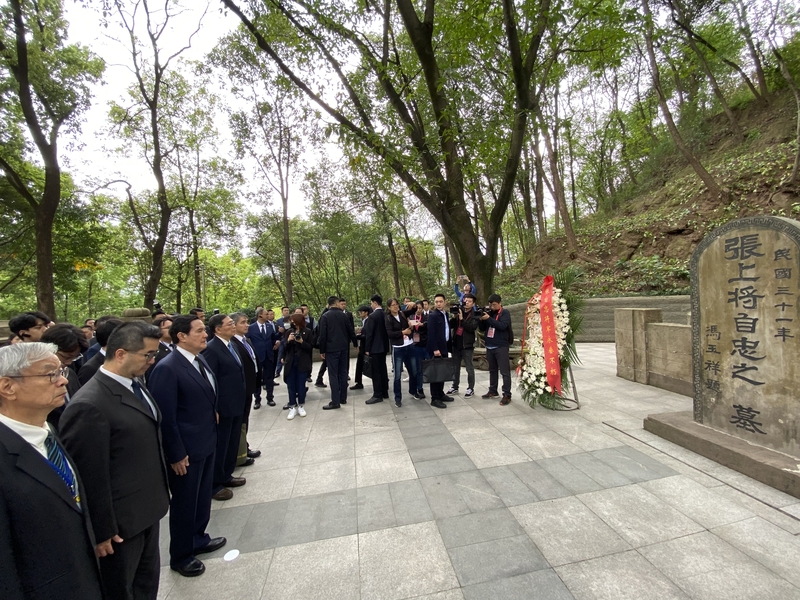 前總統馬英九4日上午前往張自忠陵園並祭拜獻花、鞠躬致祭並默哀一分鐘。中央社