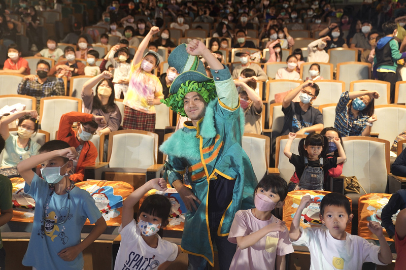  蔣萬安4日上午出席如果兒童劇團歡慶兒童節活動，特別穿上造型服裝，吸引孩童們目光。中央社