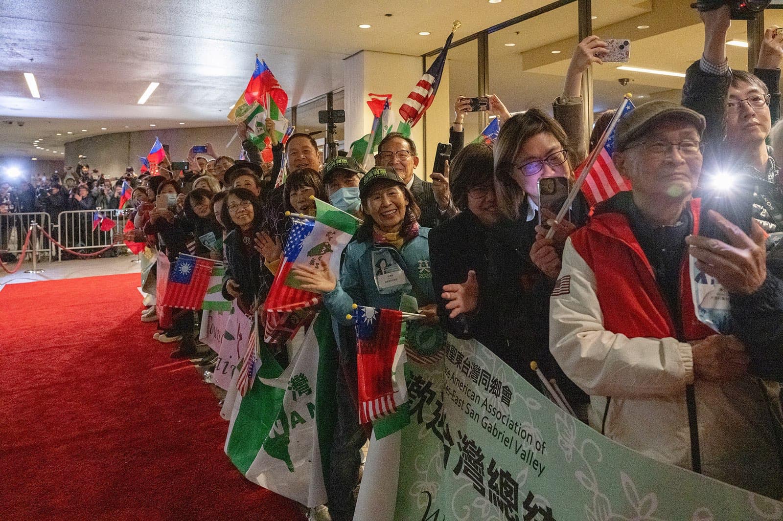  蔡英文抵達洛杉磯，約300多名僑胞在飯店外熱情迎接。翻攝蔡英文臉書