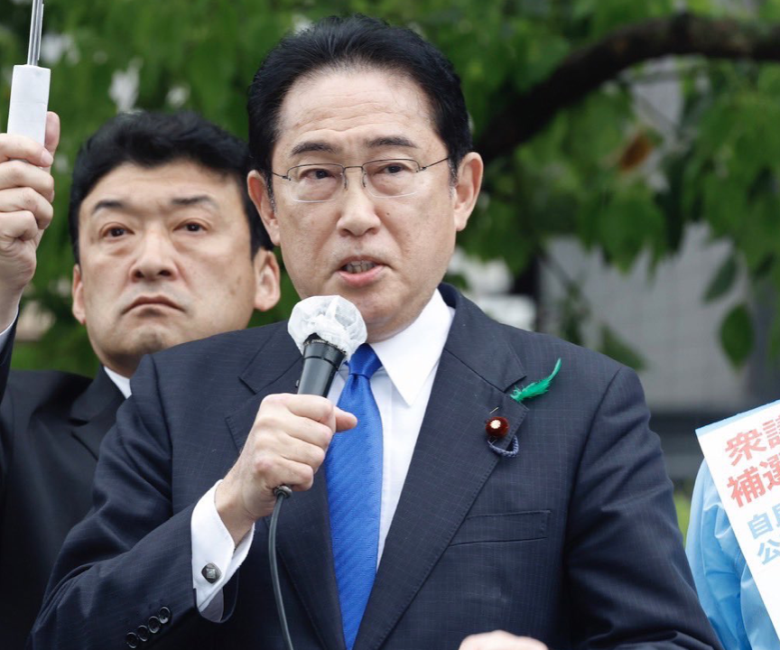 日本首相岸田文雄15日前往和歌山市助選，在街頭演講期間，現場突傳爆炸聲。翻攝岸田文雄推特