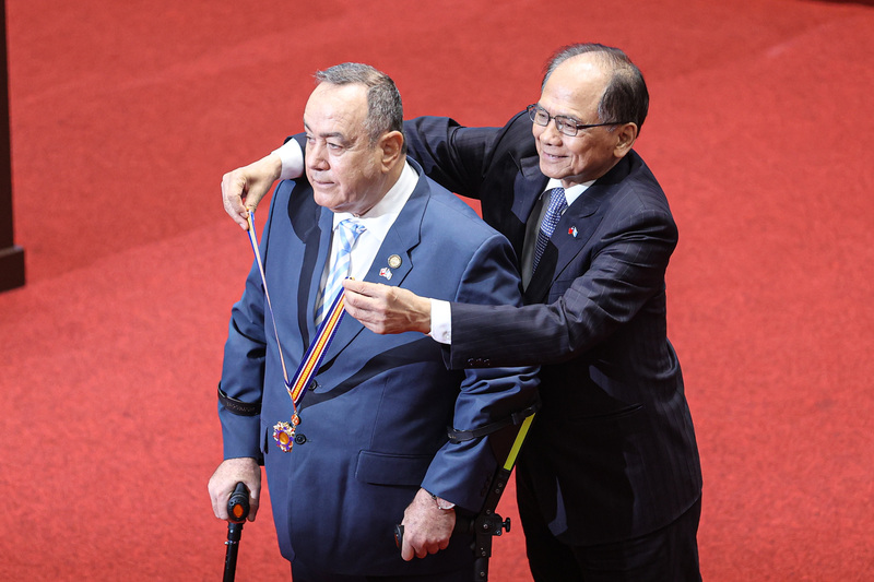 游錫堃（右）代表立法院頒授賈麥岱「國會一等榮譽獎章」。中央社