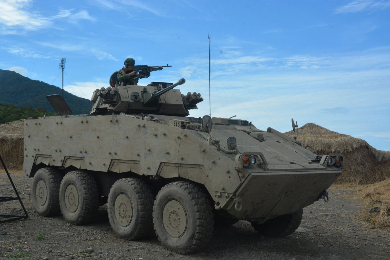 雲豹八輪甲車配備30鏈砲，是陸軍地面反制作戰的主力。資料照片