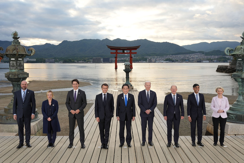 G7領袖峰會首日19日針對全球經濟、烏克蘭局勢進行討論，傍晚前往宮島世界遺產嚴島神社前合影。日本政府提供