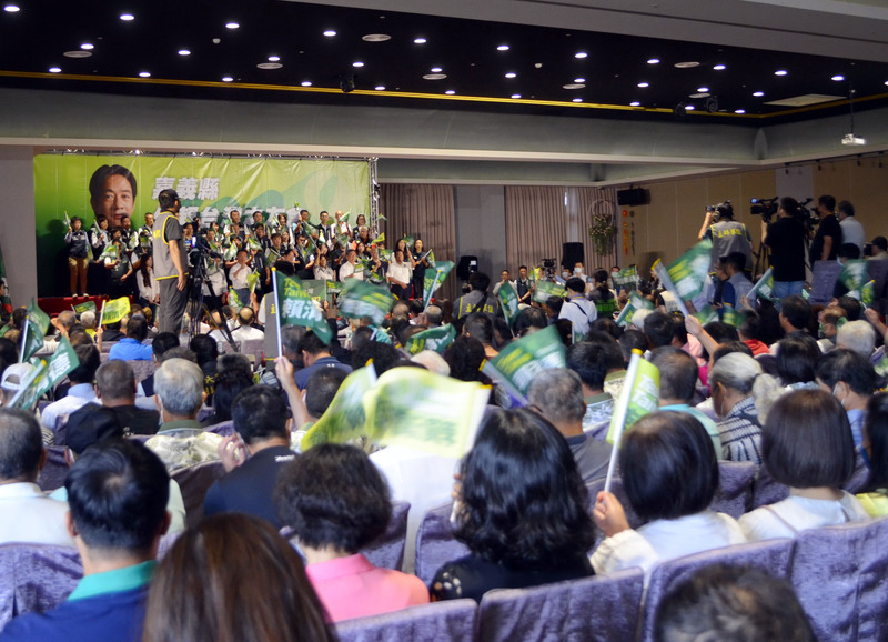 嘉義縣信賴台灣之友會21日在太保市棒棒積木飯店舉行成立大會，賴清德出席與會，現場湧入大批支持者相挺，場面熱絡。中央社