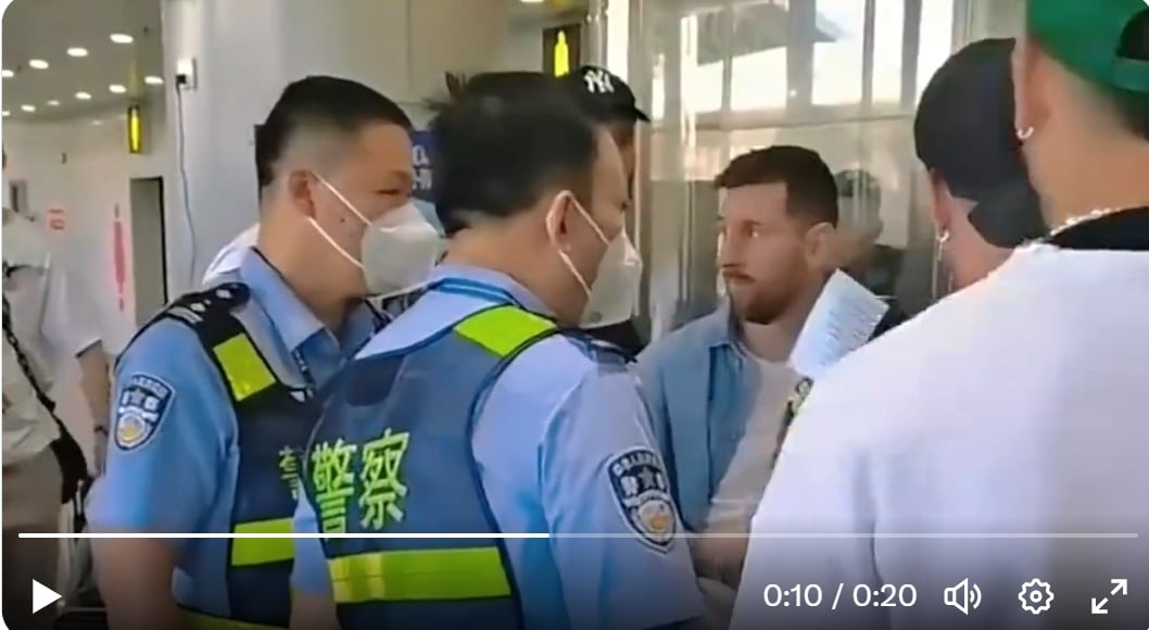 梅西10日抵達中國大陸後，卻因簽證問題被卡在北京國際機場約2小時左右。翻攝推特