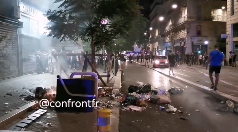   抗議群眾在首都巴黎等法國各大城市街頭縱火與暴動。翻攝confrontation française推特