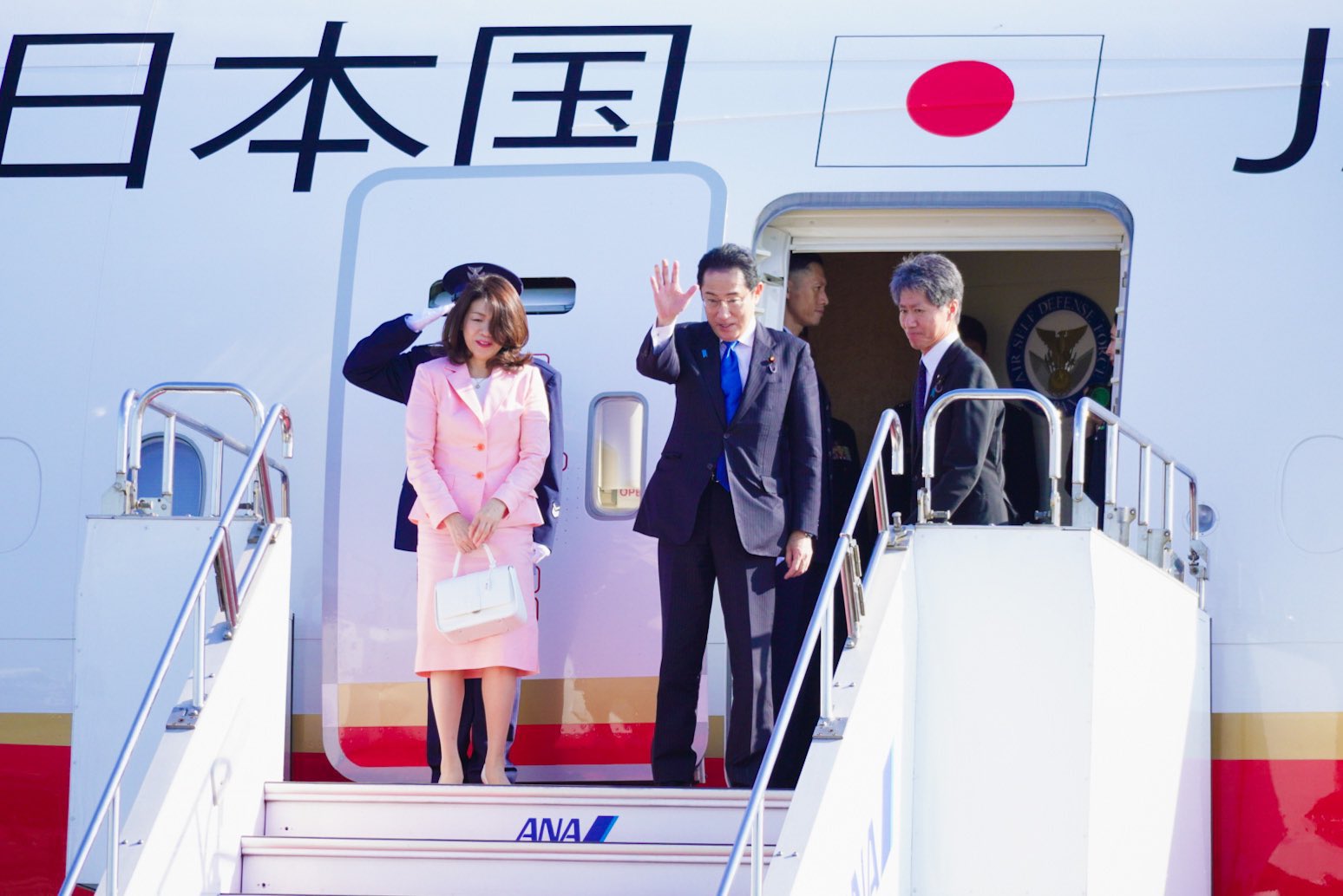 日本首相岸田文雄抵達立陶宛。