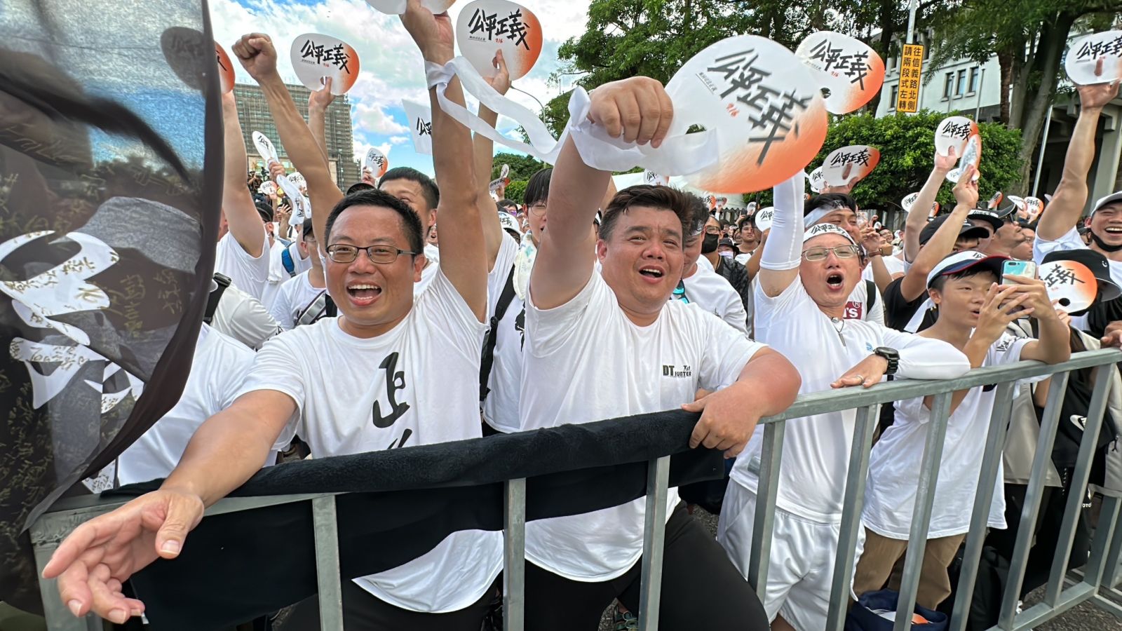 網紅「館長」陳之漢與前立委黃國昌發起的「公平正義救台灣」遊行，今（16日）下午在凱達格蘭大道登場。林啟弘攝