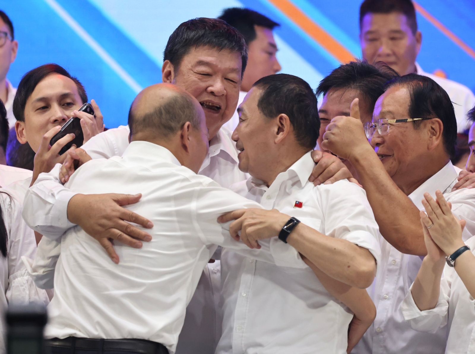  國民黨全代會，總統參選人侯友宜數度擁抱前高雄市長韓國瑜，攬住肩膀不放。林啟弘攝